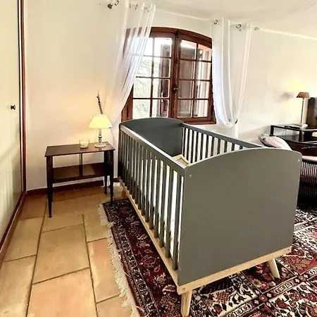 Villa : Bourgeoise Et Piscine, Dans La *