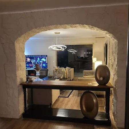 Villa : Bourgeoise Et Piscine, Dans La Cannes