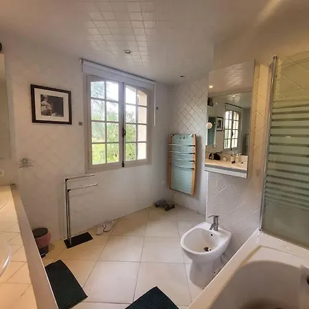 : Bourgeoise Et Piscine, Dans La * Cannes