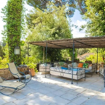 Villa : Bourgeoise Et Piscine, Dans La