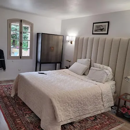 Villa : Bourgeoise Et Piscine, Dans La *