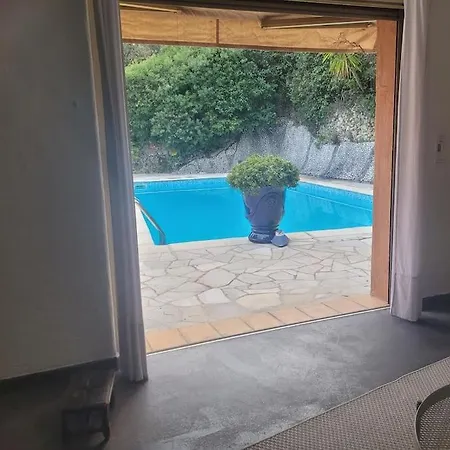 : Bourgeoise Et Piscine, Dans La