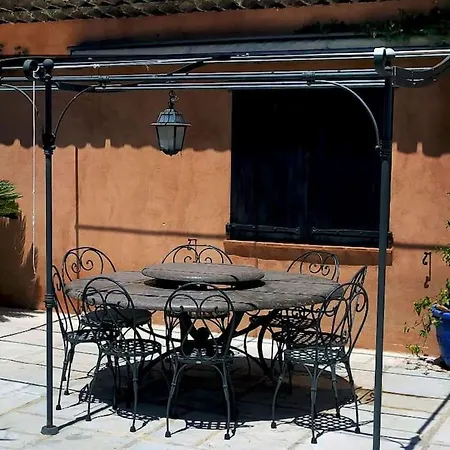 : Bourgeoise Et Piscine, Dans La Cannes