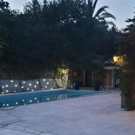 : Bourgeoise Et Piscine, Dans La Villa *