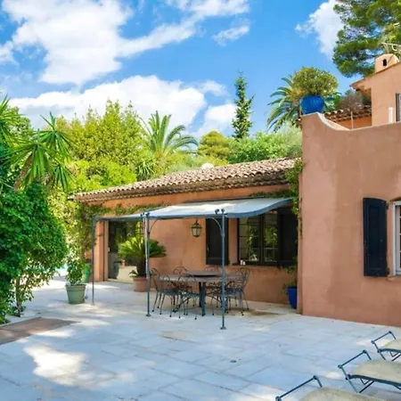 : Bourgeoise Et Piscine, Dans La Villa *