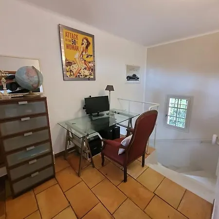Villa : Bourgeoise Et Piscine, Dans La *