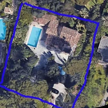 Villa : Bourgeoise Et Piscine, Dans La *
