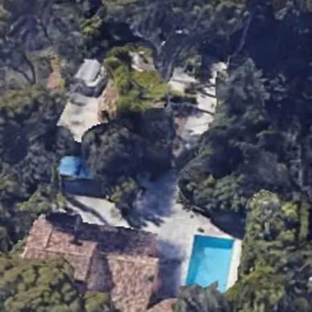 : Bourgeoise Et Piscine, Dans La Cannes