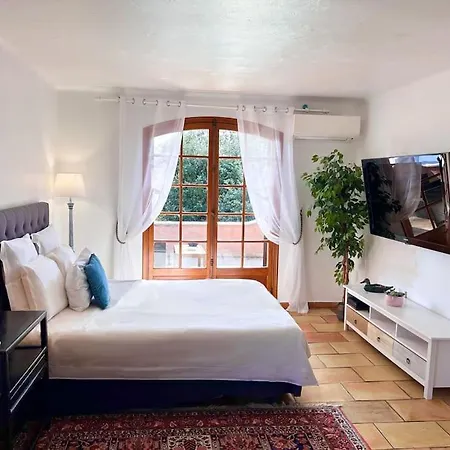 Villa : Bourgeoise Et Piscine, Dans La