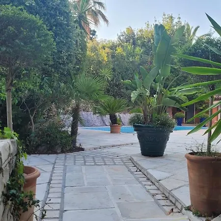 Villa : Bourgeoise Et Piscine, Dans La *