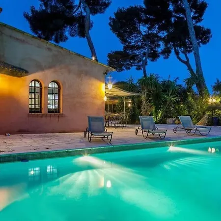 : Bourgeoise Et Piscine, Dans La *