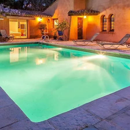 : Bourgeoise Et Piscine, Dans La