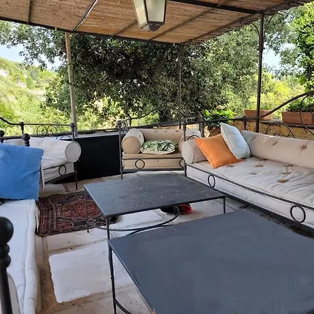 : Bourgeoise Et Piscine, Dans La Villa