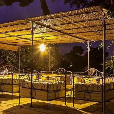 : Bourgeoise Et Piscine, Dans La
