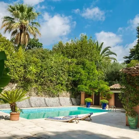 Villa : Bourgeoise Et Piscine, Dans La *