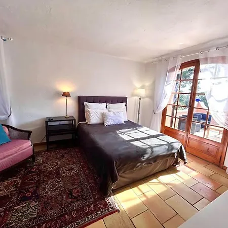 Villa : Bourgeoise Et Piscine, Dans La