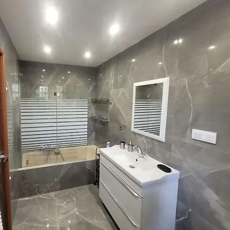 Villa : Bourgeoise Et Piscine, Dans La Cannes